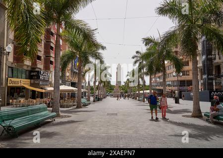 Esplorando la vita urbana a Santa Cruz de Tenerife, Spagna, 06-04-2024 Foto Stock