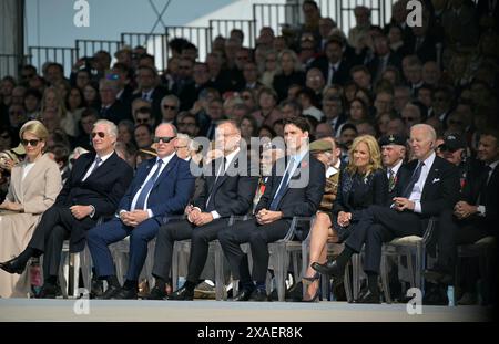 (Da sinistra a destra) Regina Matilde del Belgio, Re Filippo del Belgio, Principe Alberto II di Monaco, Presidente della Polonia Andrzej Duda, primo Ministro canadese Justin Trudeau, First Lady statunitense Jill Biden, il Presidente DEGLI STATI UNITI Joe Biden e il Presidente francese Emmanuel Macron partecipano alla cerimonia internazionale ufficiale in occasione del 80° anniversario del D-Day, a Omaha Beach a Saint-Laurent-sur-Mer, Normandia, Francia, unendo oltre 25 capi di Stato e veterani da tutto il mondo. Data foto: Giovedì 6 giugno 2024. Foto Stock