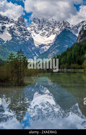 Lago di Landro (Durrensee) e massiccio del cristallo alle spalle, Toblach-Dobbiaco, alto Adige-alto Adige, Italia Foto Stock