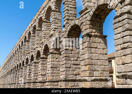 Segovia, Spagna - 7 aprile 2024: Vista di dettaglio architettonico dell'acquedotto di Segovia Foto Stock