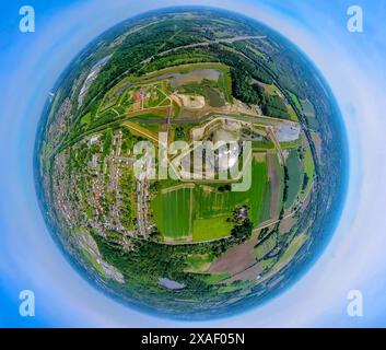 Vista aerea, bacino di conservazione delle inondazioni Mengede / Emscher-Auen, fattoria della valle di Emscher, allo svincolo Dortmund-Nordwest Mengede delle autostrade A45 e A2 Foto Stock