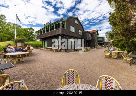 Il ristorante Odinsborg a Gamla Uppsala è stato costruito nel 1899 nello spirito del romanticismo nazionale svedese. Lo stile è paragonabile all'Art Nouveau tedesco e a una romantica trasfigurazione del passato. Nelle sale da pranzo di Odinsborg ci sono raffigurazioni storiche e corni bevi di questo periodo. Disavägen, Uppsala, Svezia Foto Stock