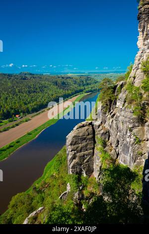 Vista dal punto panoramico bastei del fiume Elba in uno splendido paesaggio. Parco nazionale della Svizzera sassone, Germania Foto Stock