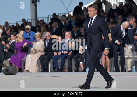 Il presidente francese Emmanuel Macron partecipa alla cerimonia internazionale ufficiale in occasione del 80° anniversario del D-Day, a Omaha Beach a Saint-Laurent-sur-Mer, Normandia, Francia, unendosi a oltre 25 capi di stato e veterani da tutto il mondo. Data foto: Giovedì 6 giugno 2024. Foto Stock