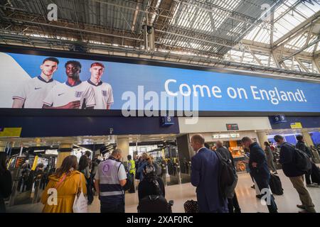 Londra, Regno Unito. 6 giugno 2024. I giocatori inglesi Declan Rice Bukayo Saka e Carlton Palmer sono esposti su un grande tabellone digitale accanto a "come on england" alla stazione di Waterloo da Chase Bank come sponsor ufficiale della nazionale inglese per i campionati europei in Germania che iniziano il 14 giugno. Crediti: amer ghazzal/Alamy Live News Foto Stock