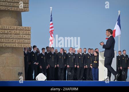 Il presidente francese Emmanuel Macron partecipa alla cerimonia internazionale ufficiale in occasione del 80° anniversario del D-Day, a Omaha Beach a Saint-Laurent-sur-Mer, Normandia, Francia, unendosi a oltre 25 capi di stato e veterani da tutto il mondo. Data foto: Giovedì 6 giugno 2024. Foto Stock