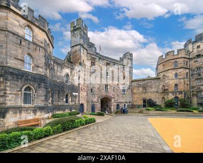 Vista verso la 15thC portineria del castello di Lancaster, una prigione di categoria C fino al 2011, Lancaster, Lancashire, Regno Unito Foto Stock