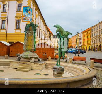 2022-04-20 olomouc. repubblica ceca. quadrato superiore. frammento della fontana di arion (figura in bronzo del poeta greco arion, delfino e tartaruga) Foto Stock