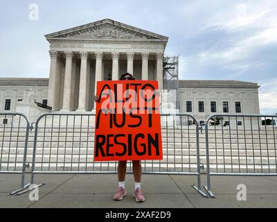 Washington, District of Columbia, USA. 6 giugno 2024. Un protestatore solitario chiede le dimissioni del giudice della Corte Suprema Anthony Scalia di fronte alla Corte Suprema. (Credit Image: © sue Dorfman/ZUMA Press Wire) SOLO PER USO EDITORIALE! Non per USO commerciale! Foto Stock