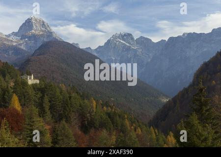 Foto panoramica di un antico castello bianco nel Parco Nazionale del Triglav nelle Alpi Giulie in Slovenia e Italia Foto Stock