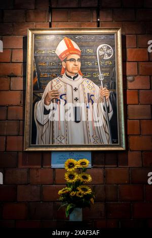 Dipinto di Arcivescovo Óscar Romero, assassinato nel 1980, El Rosario Church, 1, San Salvador, El Salvador Foto Stock