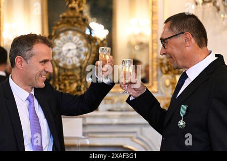 Praga, Repubblica Ceca. 6 giugno 2024. L'Ambasciatore di Francia in Repubblica Ceca, Stephane Crouzat (a sinistra), premiò Zdenek Drobny un ex vetraio della compagnia Moser di Karlovy Vary, per la sua vita di lavoro con l'ordine delle Arti e delle lettere del Cavaliere, a Praga, 6 giugno 2024. Crediti: Michal Kamaryt/CTK Photo/Alamy Live News Foto Stock