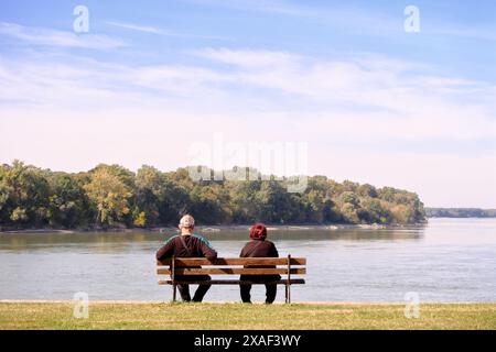Coppia di anziani in panchina sul Danubio ad Apatin, Vojvodina, Serbia (2) Foto Stock
