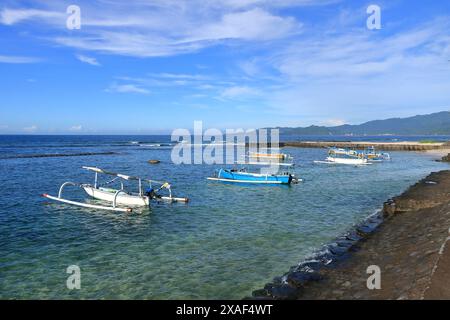 Una splendida vista sul mare. Barche da pesca ancorate sulla riva. Candidasa, Karangasem Bali Foto Stock