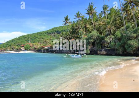 Una splendida vista sul mare. Barche da pesca ancorate sulla riva. Candidasa, Karangasem Bali Foto Stock