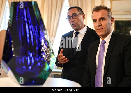 L'Ambasciatore di Francia in Repubblica Ceca, Stephane Crouzat (a destra), premiò Zdenek Drobny un ex vetraio della compagnia Moser di Karlovy Vary, per la sua vita di lavoro con l'ordine delle Arti e delle lettere del Cavaliere, a Praga, 6 giugno 2024. Drobny, che ora è in pensione, ha trascorso tutta la sua vita professionale, 51 anni, a Moser. È dietro ai prodotti più esigenti della vetreria Karlovy Vary. Ad esempio, è stato l'unico che è riuscito a soffiare il vaso dalla collezione Pear (foto) dell'artista Lukas Jaburek, che ha vinto il premio pubblico al concorso ceco Grand Design 2012 e ha cessato Foto Stock