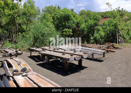 Antica produzione tradizionale di sale a Kusamba, sull'isola di Bali in Indonesia Foto Stock