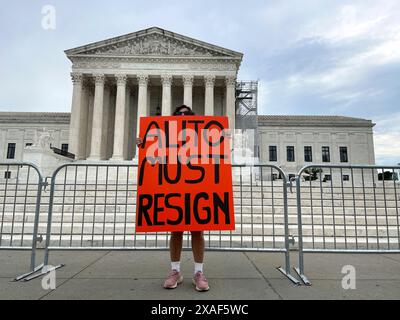 Washington, District of Columbia, USA. 6 giugno 2024. Un solo manifestante chiede le dimissioni del giudice della Corte Suprema Anthony Scalia di fronte alla Corte Suprema. Un ex impiegato del giudice Samuel Alito gli chiede di ricusarsi dai casi davanti alla Corte Suprema sulla scia della notizia che una bandiera americana rovesciata volò fuori casa sua dopo l'attacco del 6 gennaio 2021 al Campidoglio degli Stati Uniti. (Credit Image: © sue Dorfman/ZUMA Press Wire) SOLO PER USO EDITORIALE! Non per USO commerciale! Foto Stock