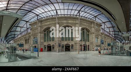 Strasburgo, Francia - 06 29 2023: Vista all'interno del moderno edificio della stazione ferroviaria di Strasburgo con i viaggiatori Foto Stock