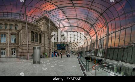 Strasburgo, Francia - 06 29 2023: Vista all'interno del moderno edificio della stazione ferroviaria di Strasburgo con i viaggiatori Foto Stock