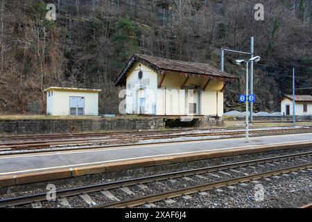 Stazione ferroviaria di Iselle di Trasquera del treno navetta del Tunnel del Sempione nelle Alpi che collega Brig in Svizzera con l'Italia. Carryin-auto Foto Stock