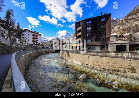 Matter-Vispa di acque glaciali di fusione nella lussuosa stazione sciistica di Zermatt, nel Canton Vallese, in Svizzera Foto Stock