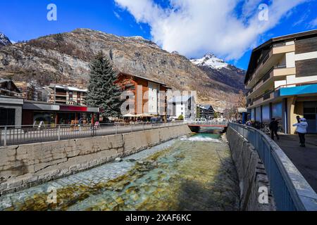 Matter-Vispa di acque glaciali di fusione nella lussuosa stazione sciistica di Zermatt, nel Canton Vallese, in Svizzera Foto Stock