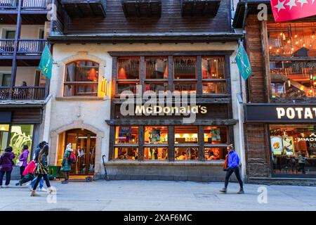 Facciata del ristorante McDonald's nella via pedonale dello shopping di Bahnhofstrasse ("via della stazione") nella lussuosa stazione sciistica di Zermat senza auto Foto Stock