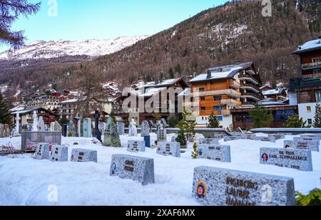 Lapidi di marmo nel Cimitero degli alpinisti nella stazione sciistica di Zermatt, nel Canton Vallese, in Svizzera Foto Stock