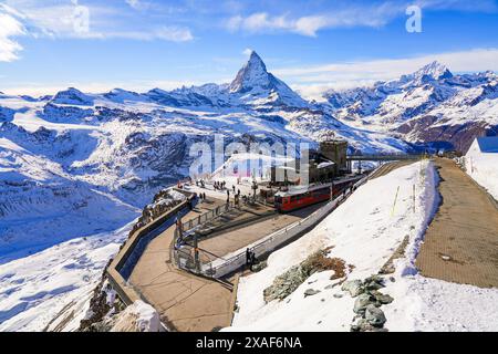 Stazione ferroviaria di Gornergrat in cima al Gornergrat, di fronte al Cervino sopra Zermatt, Canton Vallese, Svizzera Foto Stock