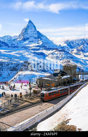 Stazione ferroviaria di Gornergrat in cima al Gornergrat, di fronte al Cervino sopra Zermatt, Canton Vallese, Svizzera Foto Stock