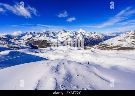 Le cime di Weisshorn e Zinalrothorn si innalzano sopra le piste da sci della stazione sciistica di Zermatt nelle Alpi svizzere, Canton Vallese, Svizzera Foto Stock