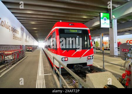 Locomotiva della navetta Zermatt della Matterhorn Gotthard Bahn (MGB) da Täsch a Zermatt nelle Alpi svizzere, Canton Vallese, Svizzera Foto Stock