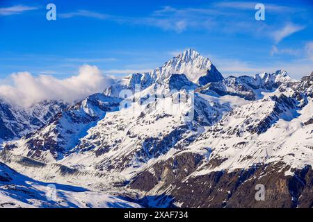 Cima di Dent Blanche che domina le piste da sci della stazione sciistica di Zermatt nelle Alpi svizzere, Canton Vallese, Svizzera Foto Stock