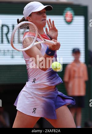 Parigi, Francia. 6 giugno 2024. IgA Swiatek di Polonia gioca contro il Coco Gauff degli Stati Uniti durante la semifinale al French Tennis Open di Roland Garros a Parigi, in Francia, giovedì 6 giugno 2024. Swiatek ha battuto 6-2, 6-4 e si è qualificato per la finale. Foto di Maya Vidon-White/UPI credito: UPI/Alamy Live News Foto Stock