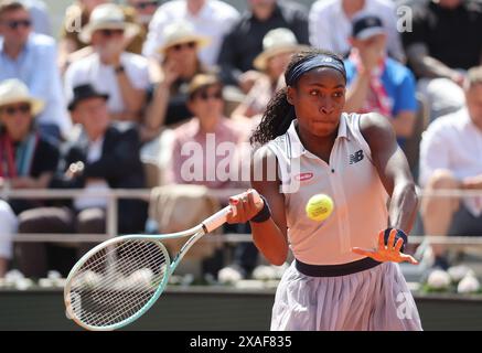 Parigi, Francia. 6 giugno 2024. Il Coco Gauff degli Stati Uniti gioca contro il polacco IgA Swiatek durante la semifinale al French Tennis Open di Roland Garros a Parigi, in Francia, giovedì 6 giugno 2024. Swiatek ha battuto 6-2, 6-4 e si è qualificato per la finale. Foto di Maya Vidon-White/UPI credito: UPI/Alamy Live News Foto Stock
