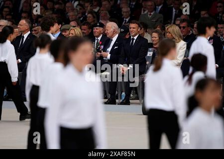 Normandia, Francia. 6 giugno 2024. Il presidente DEGLI STATI UNITI Joe Biden (C-L) e il presidente francese Emmanuel Macron (C-R) assistono a una performance durante la cerimonia internazionale ufficiale in occasione del 80° anniversario del D-Day, a Omaha Beach, nella Francia nord-occidentale, il 6 giugno 2024. Foto dell'Ambasciata U. S in Francia/UPI. Crediti: UPI/Alamy Live News Foto Stock