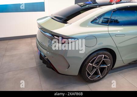 Vista posteriore dell'auto elettrica con sigillo BYD Green New Sage, SUV produttore cinese in Studio, Elegance Vehicle in showroom, innovazione nell'industria automobilistica sh Foto Stock
