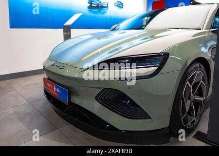 Vista frontale dell'auto elettrica New Sage Green BYD Seal, SUV produttore cinese in Studio, Elegance Vehicle in showroom, innovazione nell'industria automobilistica S Foto Stock
