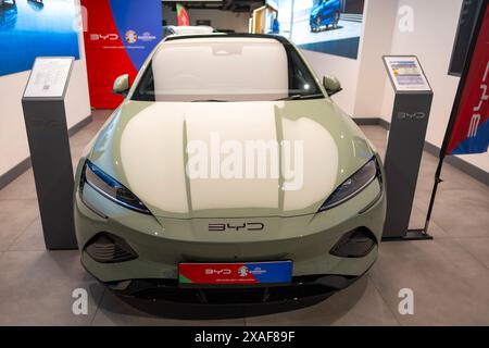 Vista frontale dell'auto elettrica New Sage Green BYD Seal, SUV produttore cinese in Studio, Elegance Vehicle in showroom, innovazione nell'industria automobilistica S Foto Stock