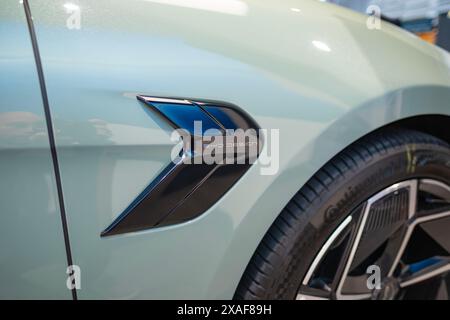Parte della Sage Green BYD Seal Electric Car con logo, SUV produttore cinese, Elegance Vehicle, Innovation in automotive Industry show a Londra - maggio Foto Stock