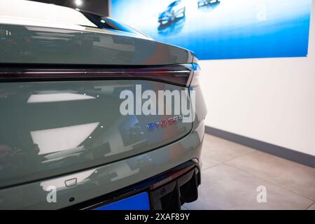 Vista posteriore dell'auto elettrica con sigillo BYD Green New Sage, SUV produttore cinese in Studio, Elegance Vehicle in showroom, innovazione nell'industria automobilistica sh Foto Stock