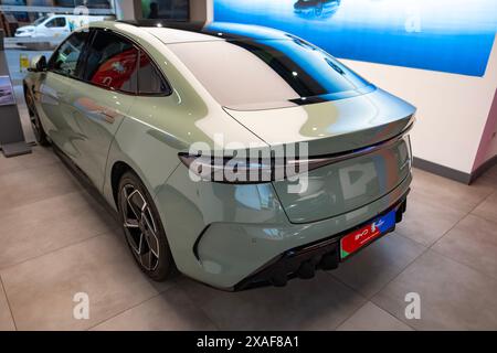 Vista posteriore dell'auto elettrica con sigillo BYD Green New Sage, SUV produttore cinese in Studio, Elegance Vehicle in showroom, innovazione nell'industria automobilistica sh Foto Stock