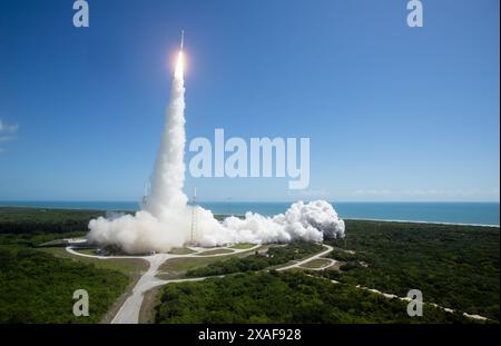 5 giugno 2024, Cape Canaveral, Florida, Stati Uniti: Un razzo Atlas V della United Launch Alliance con il CST-100 Starliner della Boeing viene lanciato dallo Space Launch Complex 41. Questo è il primo lancio con gli astronauti della navicella spaziale Boeing CFT-100 e del razzo United Launch Alliance Atlas V verso la stazione spaziale Internazionale. Il test di volo, lanciato alle 10:52 del mattino EDT, serve come dimostrazione end-to-end del sistema di trasporto dell'equipaggio della Boeing e trasporterà gli astronauti della NASA Butch Wilmore e Suni Williams da e per il laboratorio orbitante. (Immagine di credito: © Joel Kowsky/NASA/ZUMA Press Wire) EDI Foto Stock