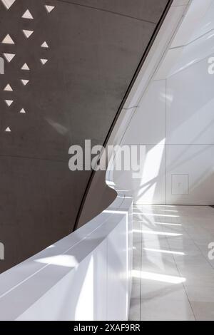 Vista sul primo piano della struttura interna, che mostra le curve e l'illuminazione. BEEAH Headquarters, Sharjah, Emirati Arabi Uniti. Arcit Foto Stock