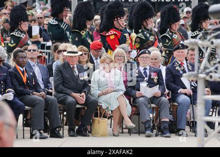 Arromanches-Les Baine Un servizio commovente per commemorare il 80° anniversario dello sbarco del D Day si svolge sulla città costiera di Arromanches. Un gruppo di veterani della seconda guerra mondiale, gli ultimi, sono presenti per rendere omaggio alla memoria dei soldati che non sopravvissero ai primi mesi della campagna alleata, allo sbarco del D-Day e alla battaglia di Normandia. Crediti: Casper Farrell/Alamy News Foto Stock