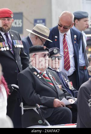 Arromanches-Les Baine Un servizio commovente per commemorare il 80° anniversario dello sbarco del D Day si svolge sulla città costiera di Arromanches. Un gruppo di veterani della seconda guerra mondiale, gli ultimi, sono presenti per rendere omaggio alla memoria dei soldati che non sopravvissero ai primi mesi della campagna alleata, allo sbarco del D-Day e alla battaglia di Normandia. Crediti: Casper Farrell/Alamy News Foto Stock