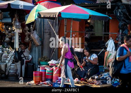 Vivace mercato di strada nel centro di San Salvador, El Salvador Foto Stock