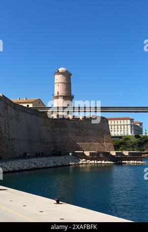 MARSIGLIA, FRANCIA - 19 MAGGIO 2024: Vista sul porto verso la torre rotonda di Fort Saint-jean Foto Stock