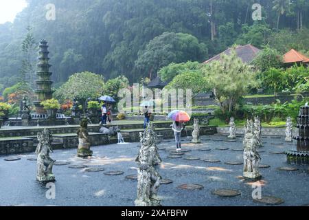 Bali in Indonesia - 5 febbraio 2024: Pioggia intensa durante il mosaico piovoso di febbraio Foto Stock